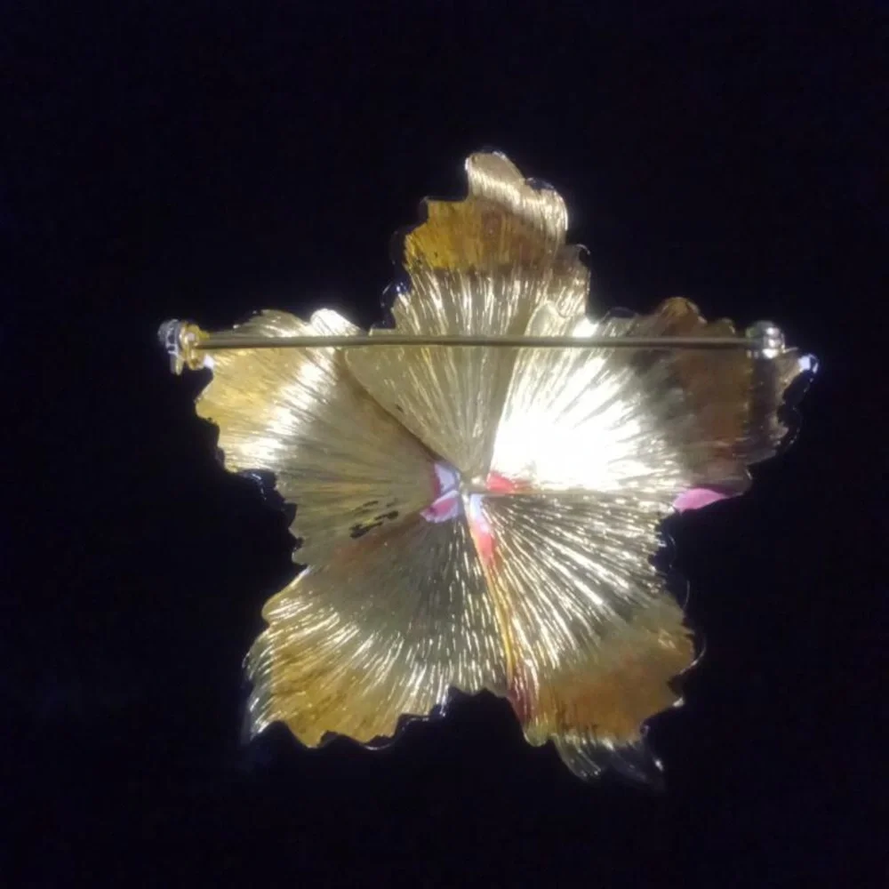 Vintage flower pin!
